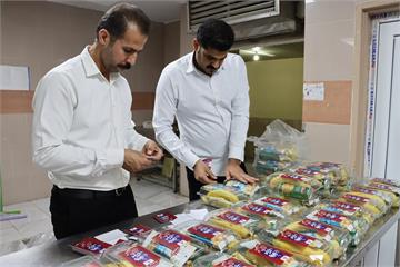 شب یلدا در کنار مدافعان سلامت؛ توزیع پک های ویژه یلدایی در بین کارکنان